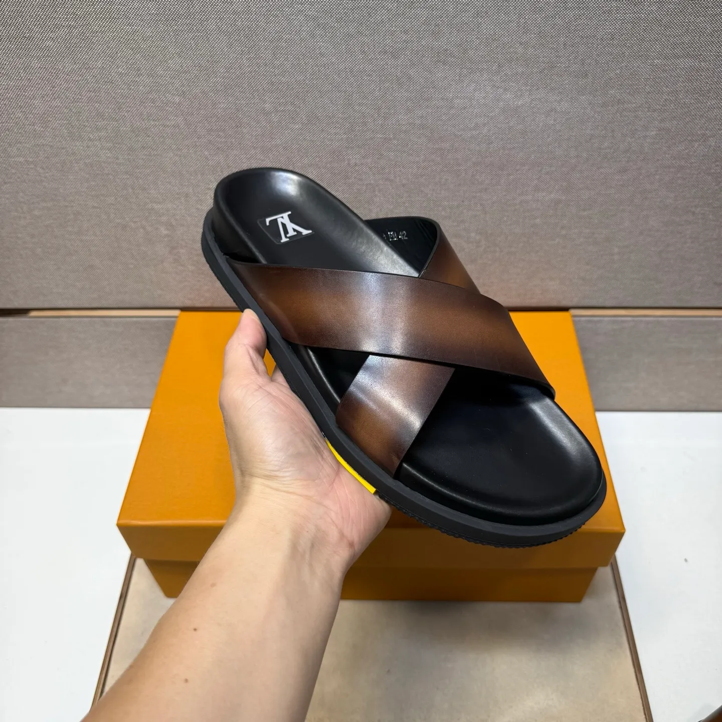 Men's men's shoes 💰pp420 [LV～] Men's casual slippers 2025z cabinet sales simultaneously 🔶Size: 38-44#️⃣ 🔷4 colors🔜The upper is made of cowhide stitching ➕Cowhide lining, comfortable and breathable, sole: original comfortable, wear-resistant and non-slip outsole, ⚠️Real 📱Photography🎬The real thing is better📢📢📢